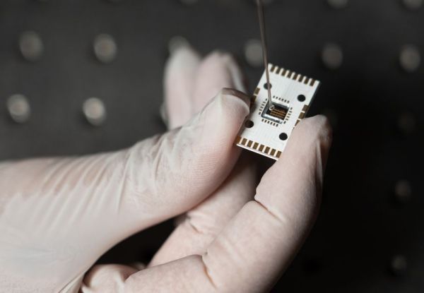 Hinkov-TU-Chip_mit_Wassertropfen_-(C)-Hurnaus